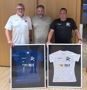 Josef Klaffschenkel (1. Vorsitzender, links) und Marc Pflieger (2. Vorsitzender, rechts) begrüßen Beisitzer Giuseppe Nobile mit von den Ladies-Spielerinnen unterschriebenen Trikots im Vorstandsteam.